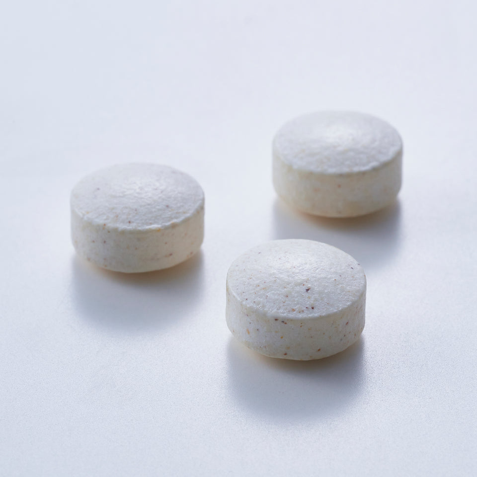 BRONSON VITAMINC 500mg WITH ROSE HIPS タブレットタイプ（500mg250粒）の公式購入ページ掲載の3錠の形状見本です。1日分とは表示していません